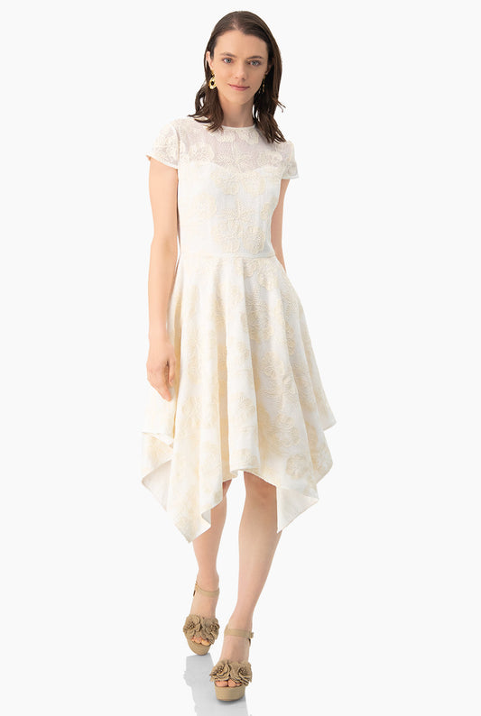 Vestido beige asimétrico con bordados florales y olanes