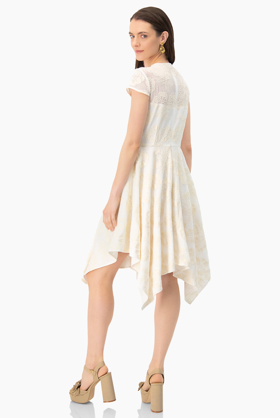 Vestido beige asimétrico con bordados florales y olanes