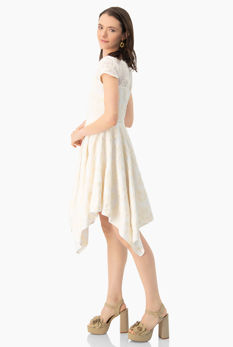 Vestido beige asimétrico con bordados florales y olanes