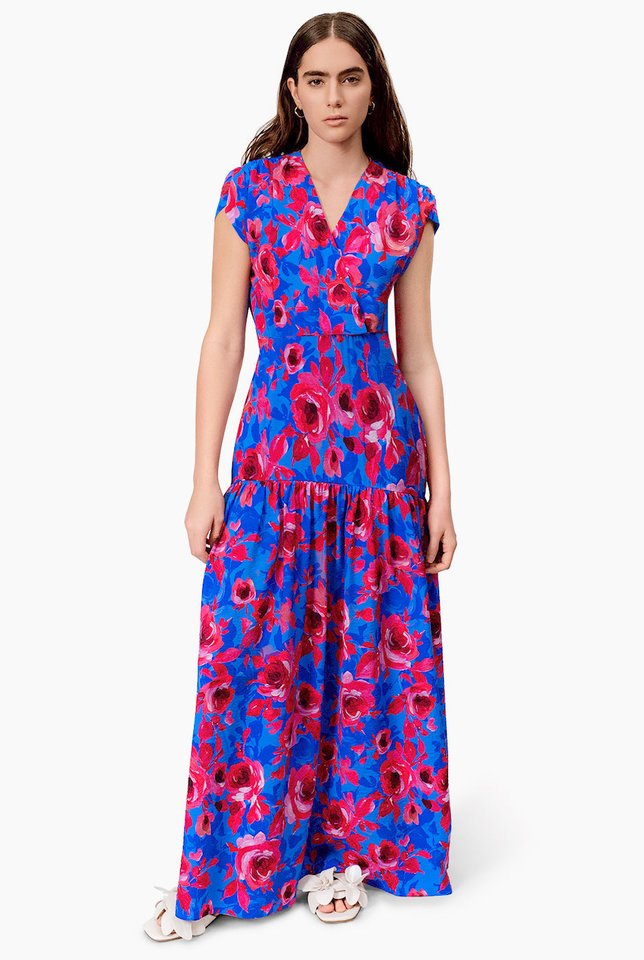 Vestido maxi floral con escote en V y olanes