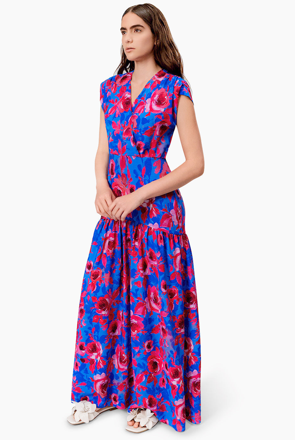 Vestido maxi floral con escote en V y olanes