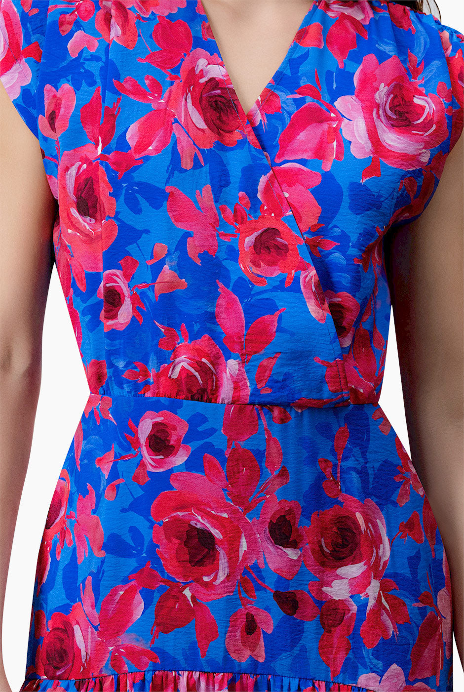 Vestido maxi floral con escote en V y olanes