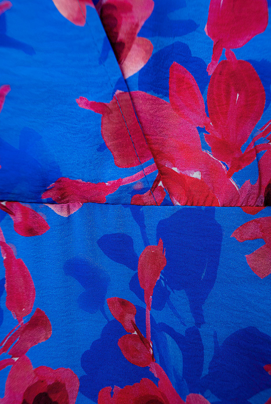 Vestido maxi floral con escote en V y olanes