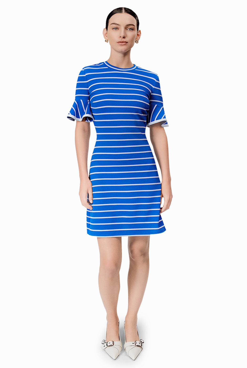 Vestido corto azul tejido con manga corta y olanes