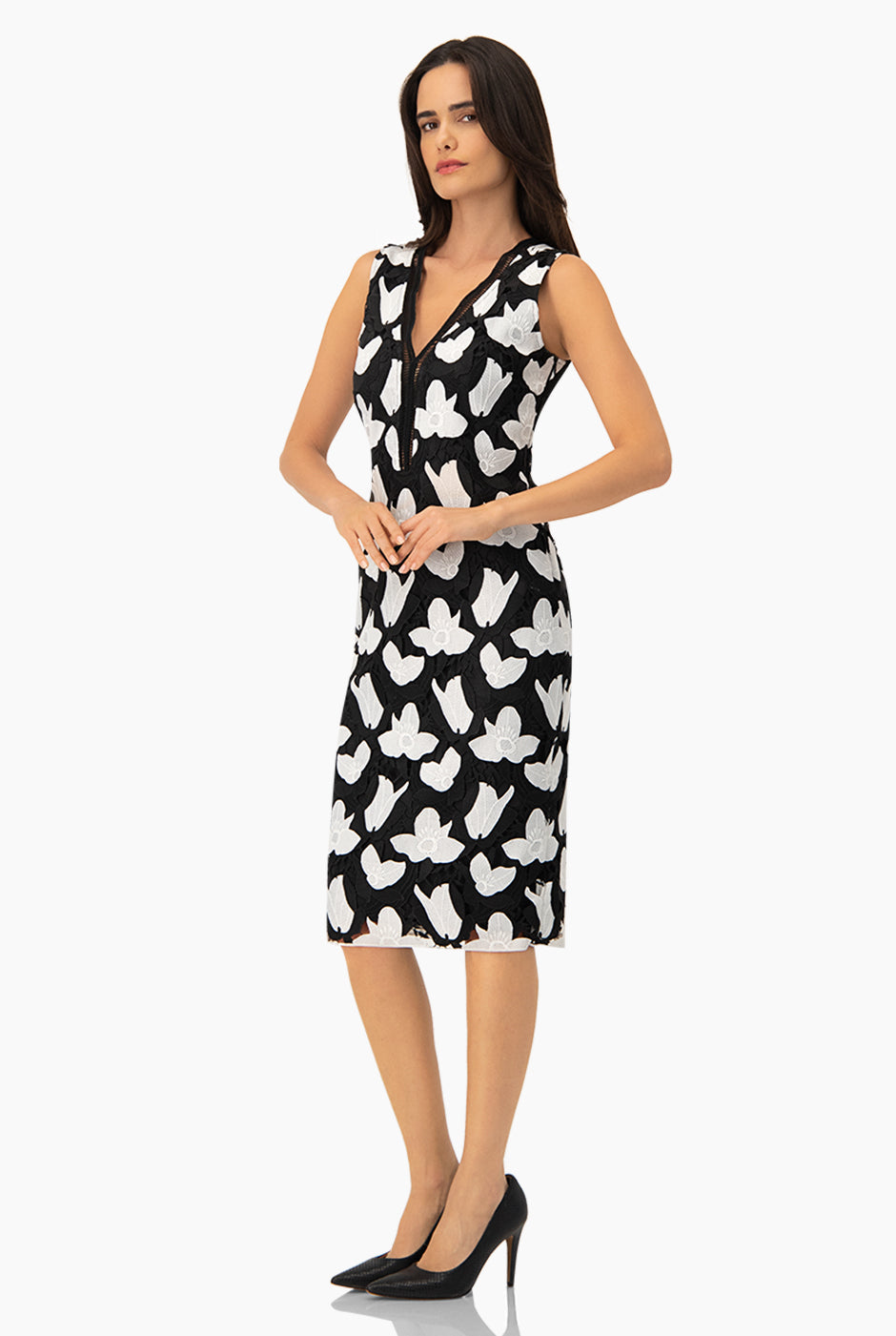 Vestido midi negro sin mangas con escote en V y estampado floral