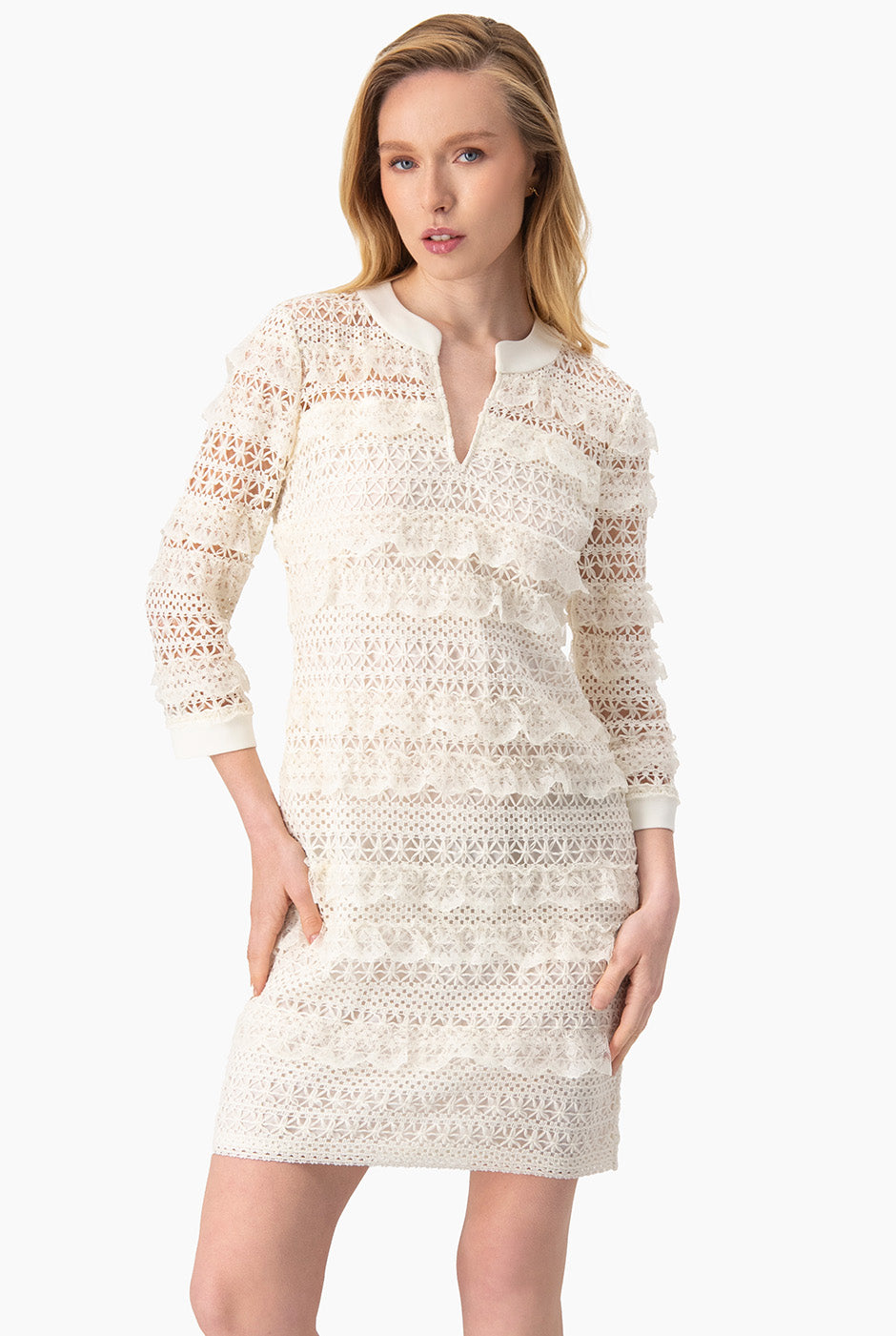 Vestido tejido corto natural con escote en V y encaje