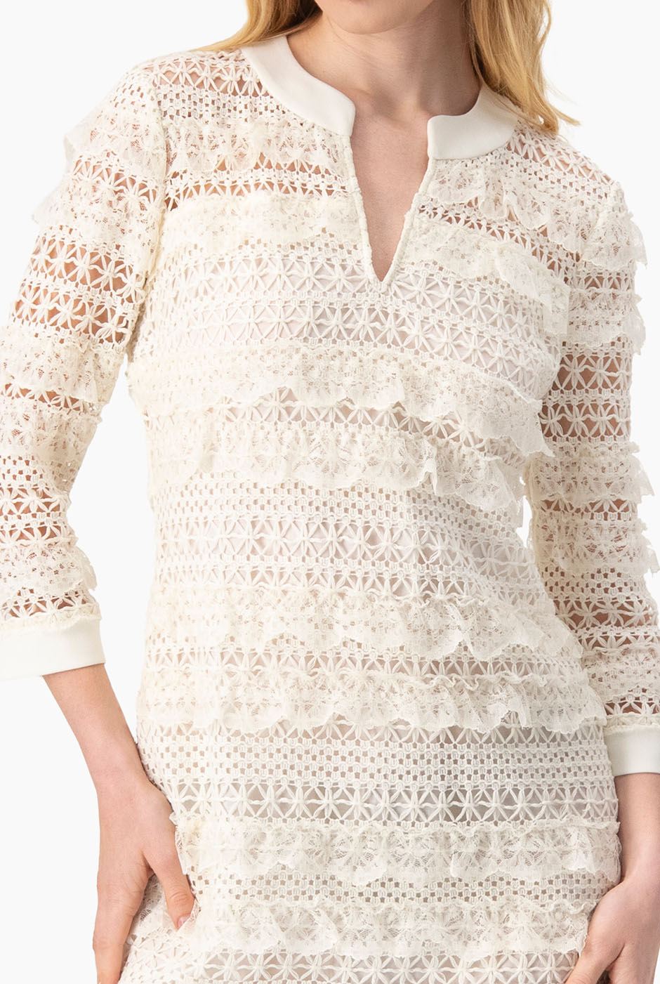 Vestido tejido corto natural con escote en V y encaje