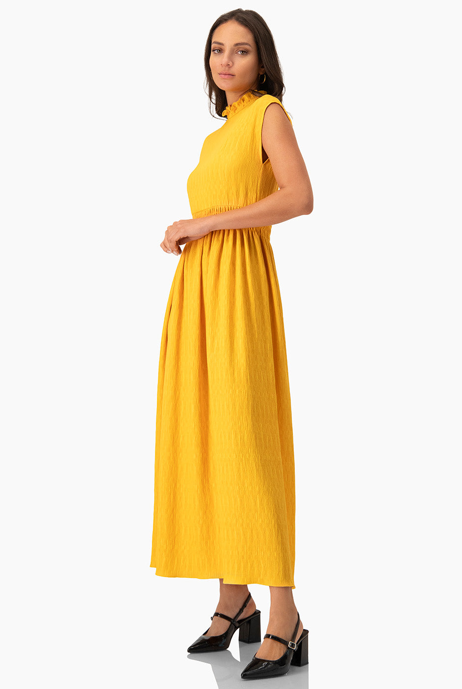 Vestido largo amarillo sin mangas con cuello alto y cintura fruncida