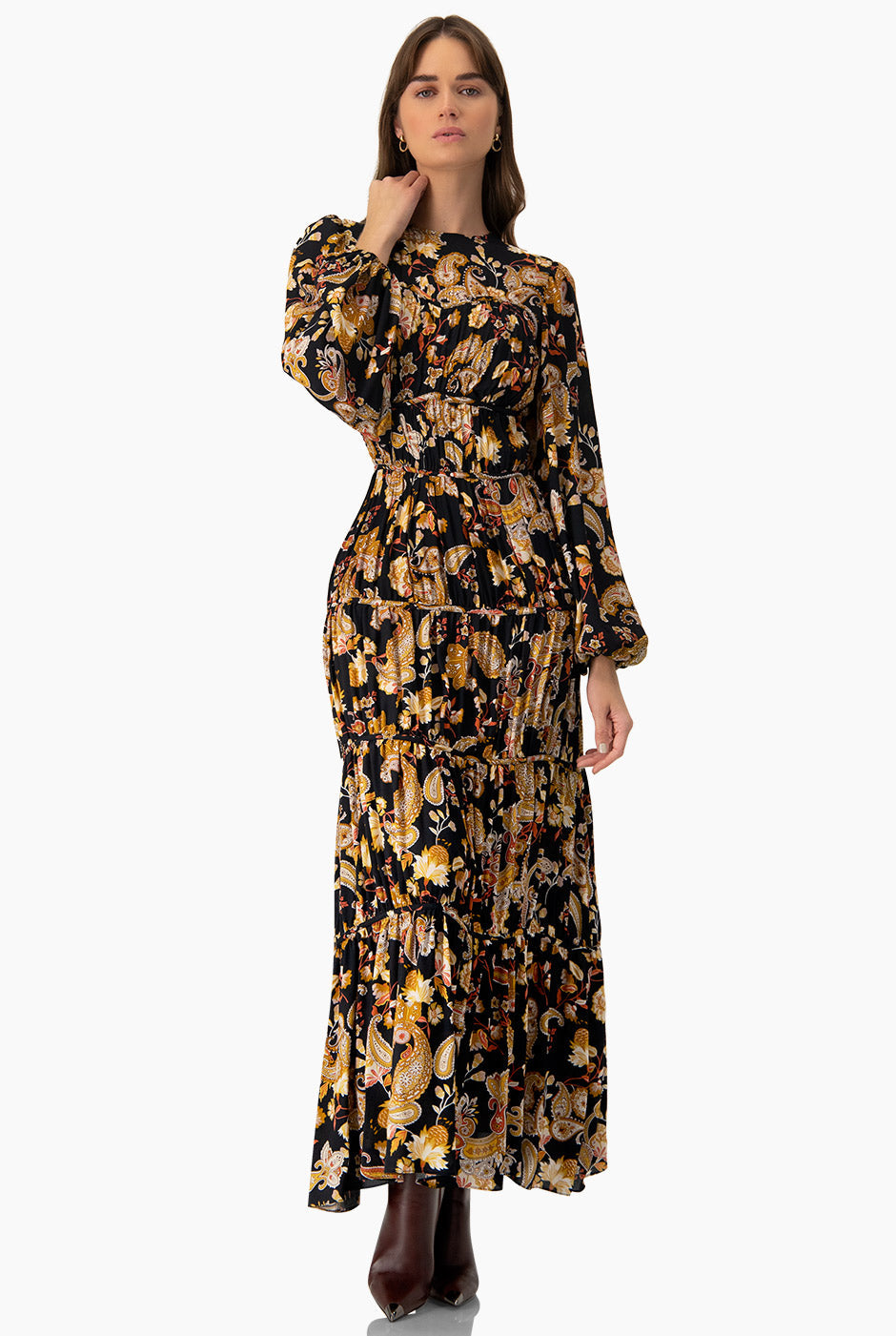 Maxi vestido estampado bohemio multicolor con mangas largas.