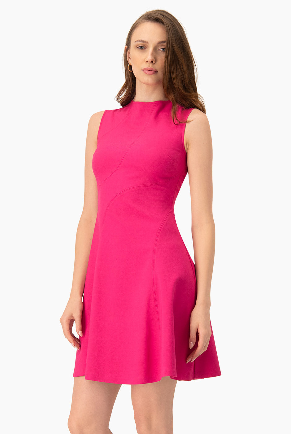 Vestido corto liso rosa sin mangas, cuello redondo
