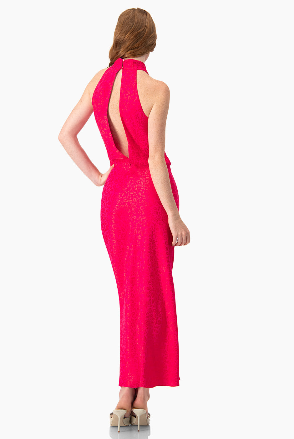 Vestido largo rosa con escote halter y abertura trasera