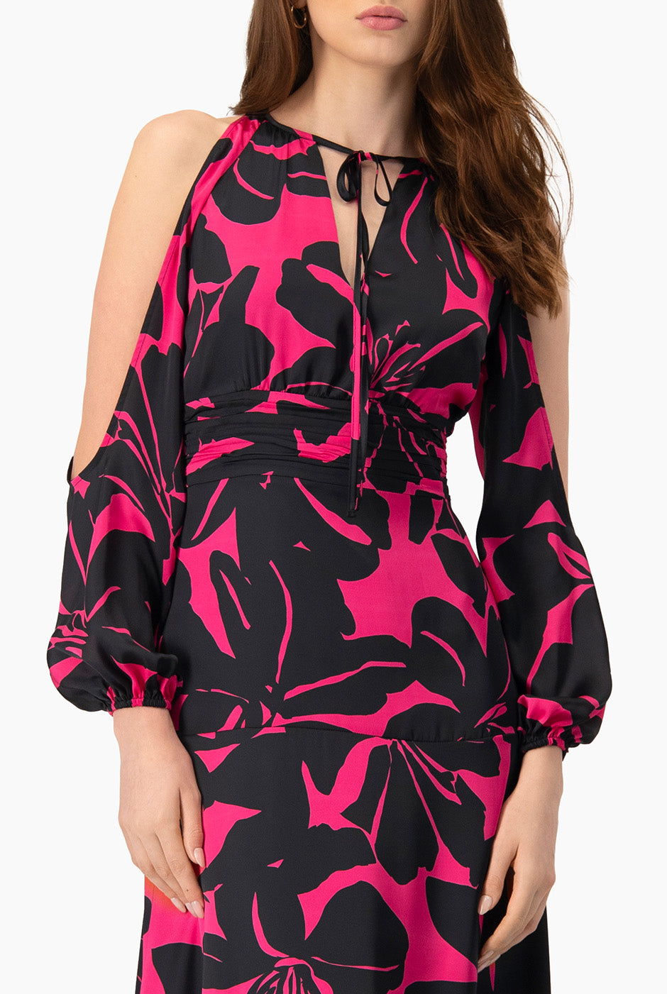Maxi vestido fucsia con hombros descubiertos y estampado floral