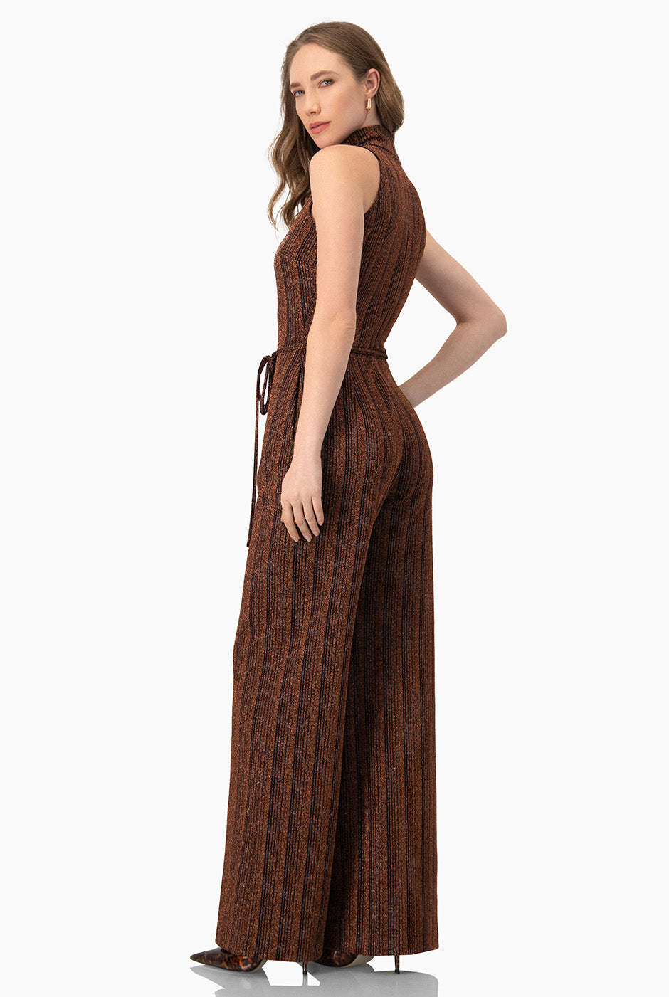 Jumpsuit azul marino amplio con cinturón y rayas