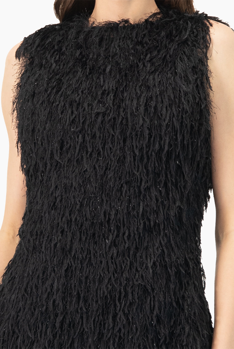 Vestido corto negro sin mangas de Ivonne con textura de flecos