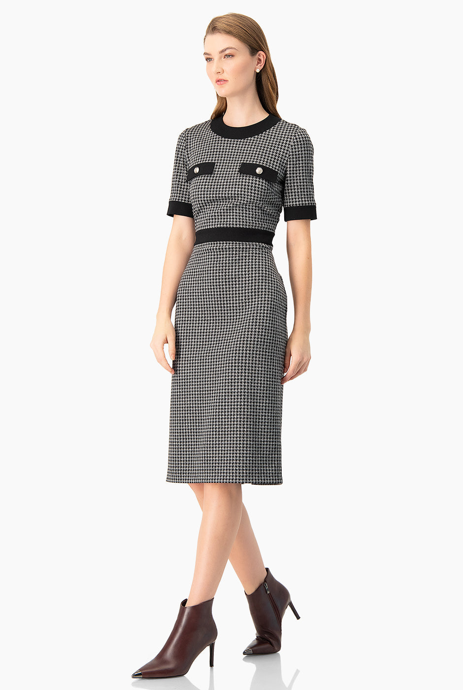 Vestido midi negro con botones, manga corta y detalle elegante