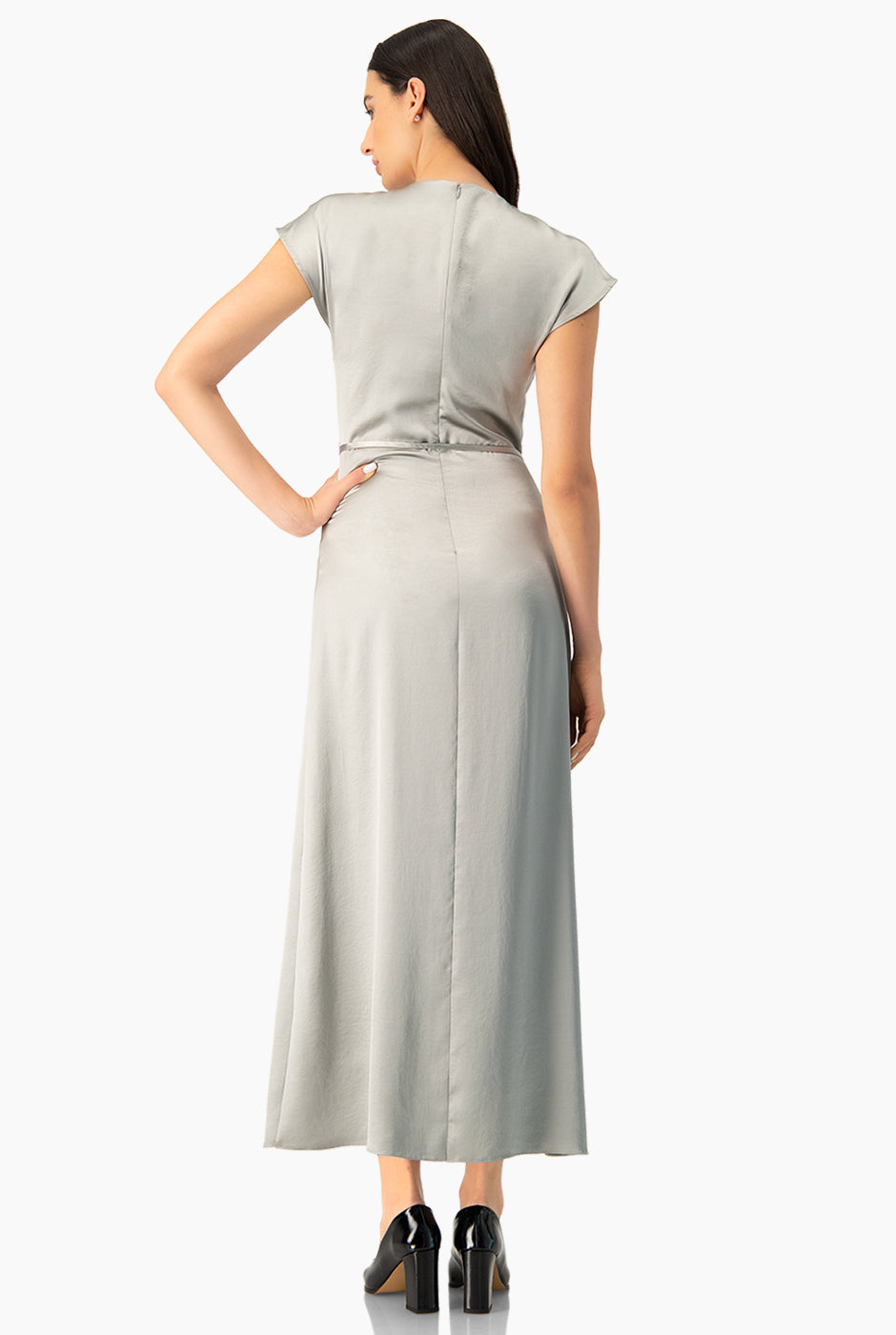 Vestido largo sin mangas en tono plateado con cinturón delgado