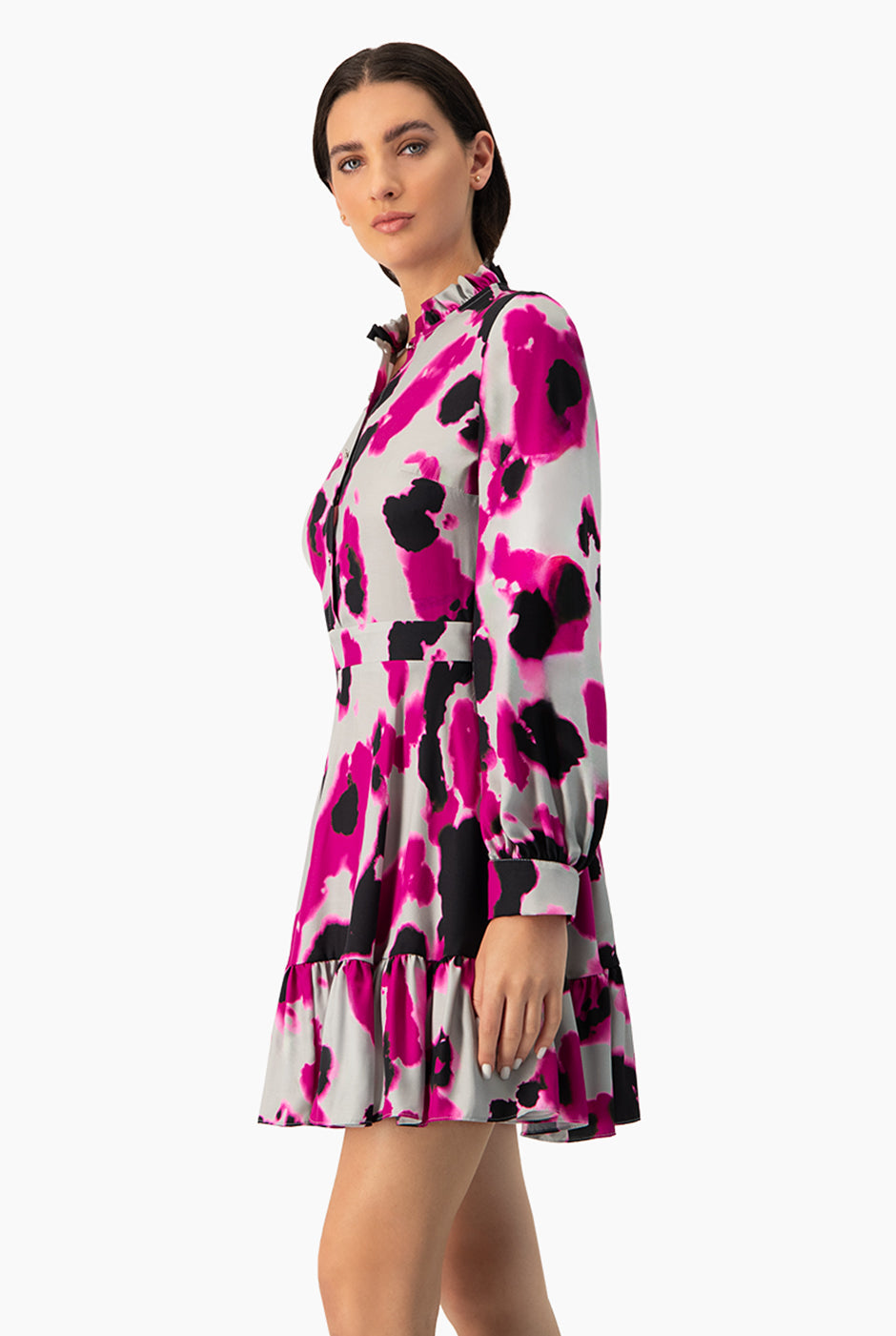 Vestido corto estampado multicolor con mangas largas y cuello alto