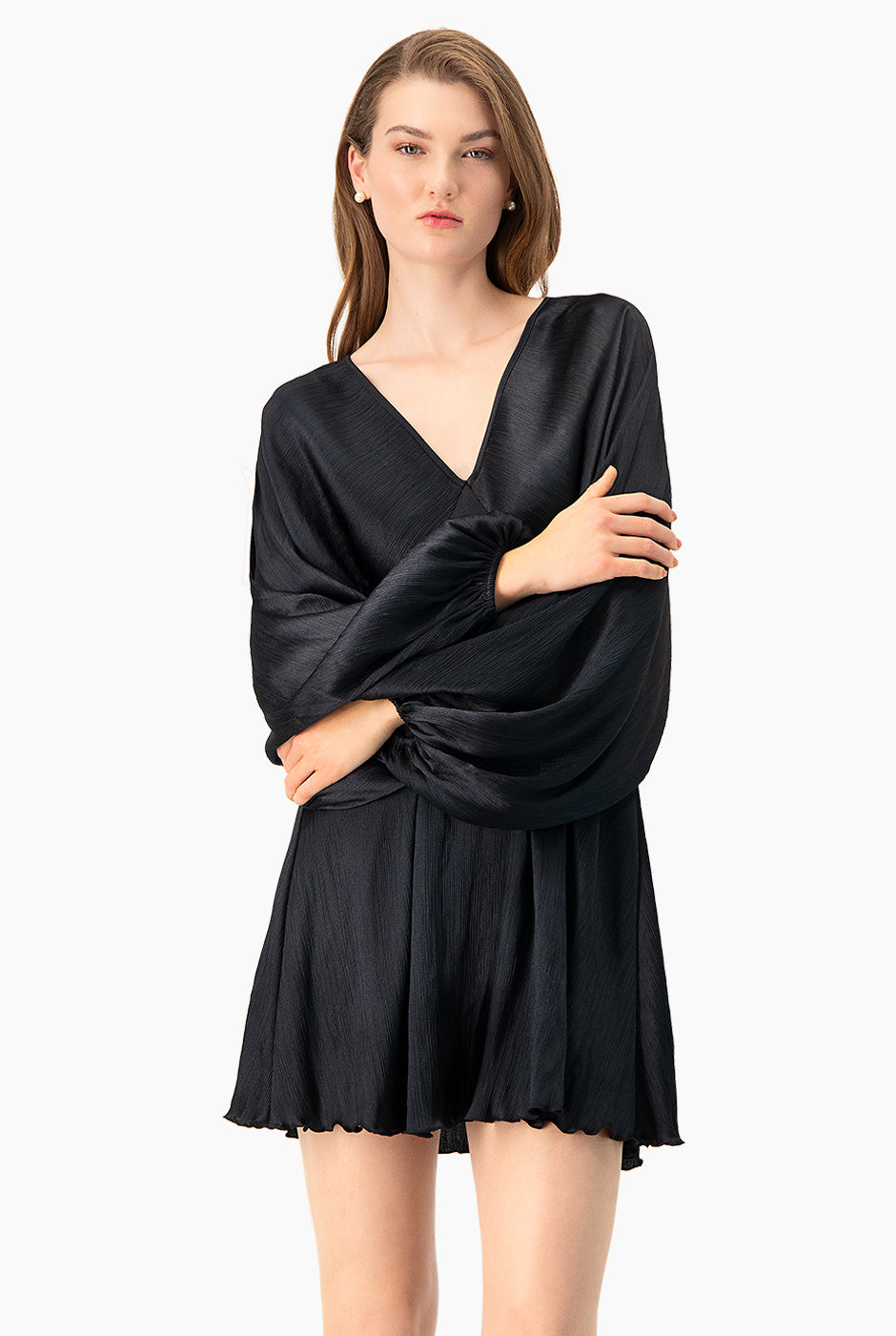 Vestido corto negro con escote en V y mangas largas amplias