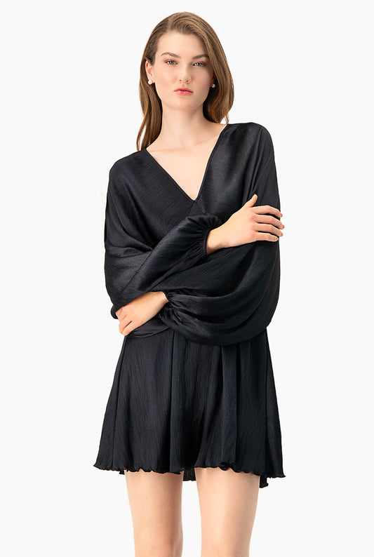 Vestido corto negro con escote en V y mangas largas amplias