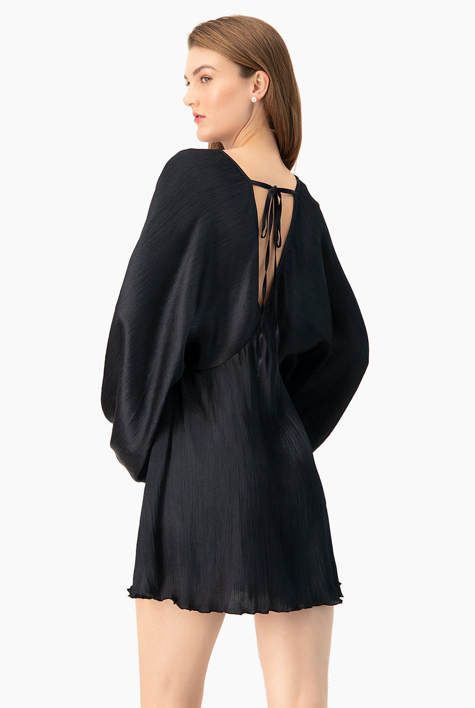 Vestido corto negro con escote en V y mangas largas amplias