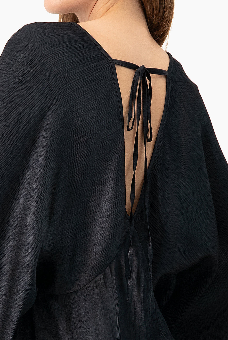 Vestido corto negro con escote en V y mangas largas amplias