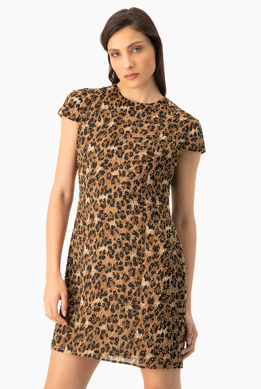 Vestido corto café con estampado animal print y manga corta cap
