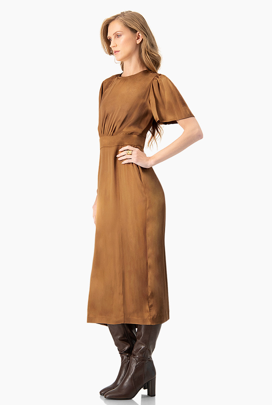 Vestido midi café liso con abertura frontal y manga corta