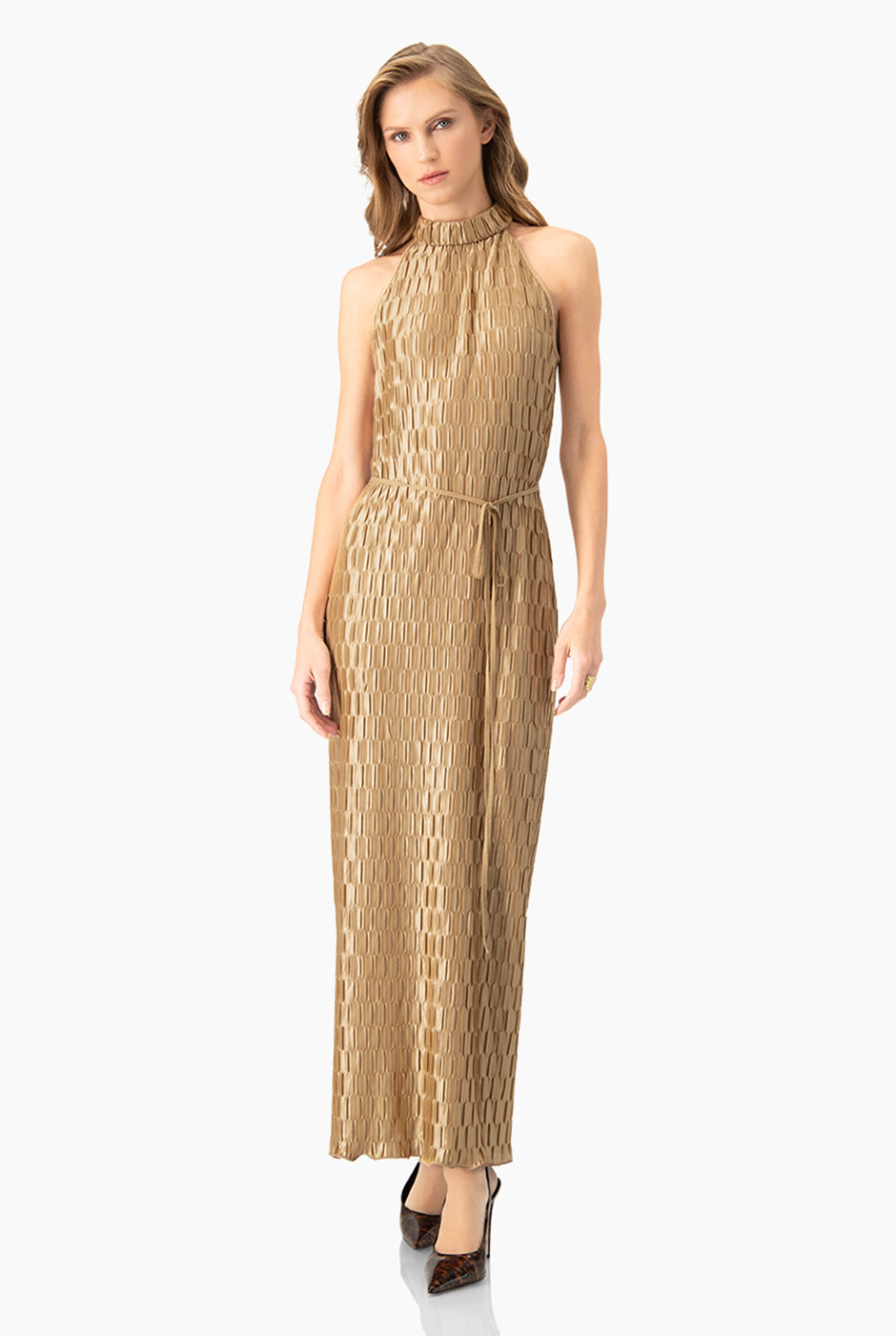 Vestido largo café claro sin mangas con cuello halter y cinturón