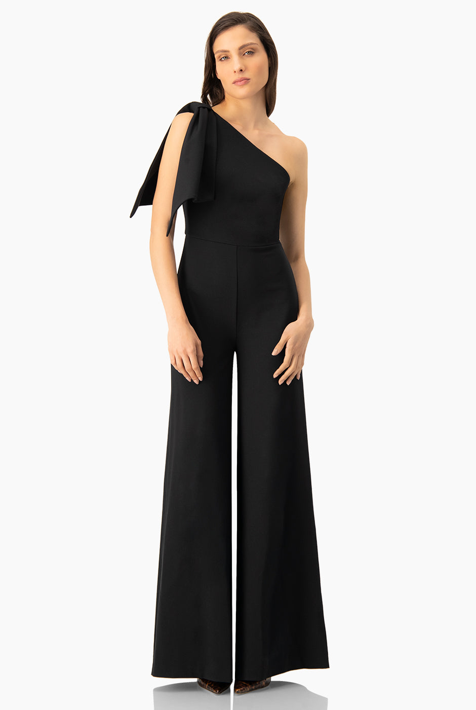 Jumpsuit negro de un hombro con lazo y pierna amplia