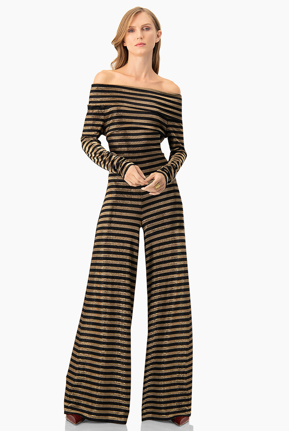 Jumpsuit amplio negro con escote bardot y rayas