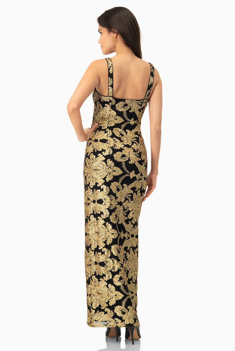 Vestido largo dorado con lentejuelas y abertura lateral