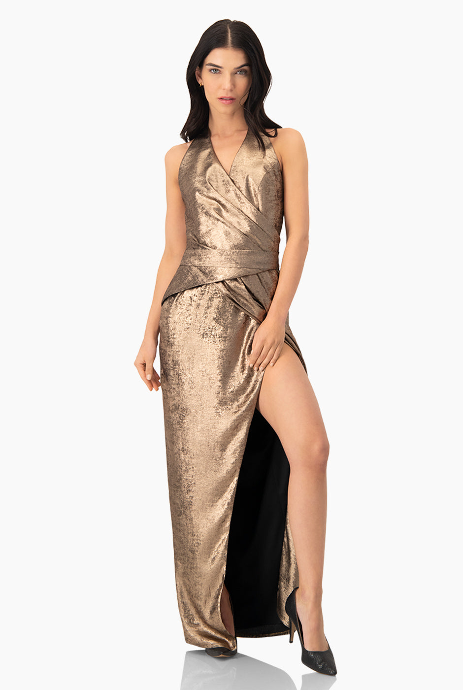 Vestido largo dorado con cuello halter y escote en V