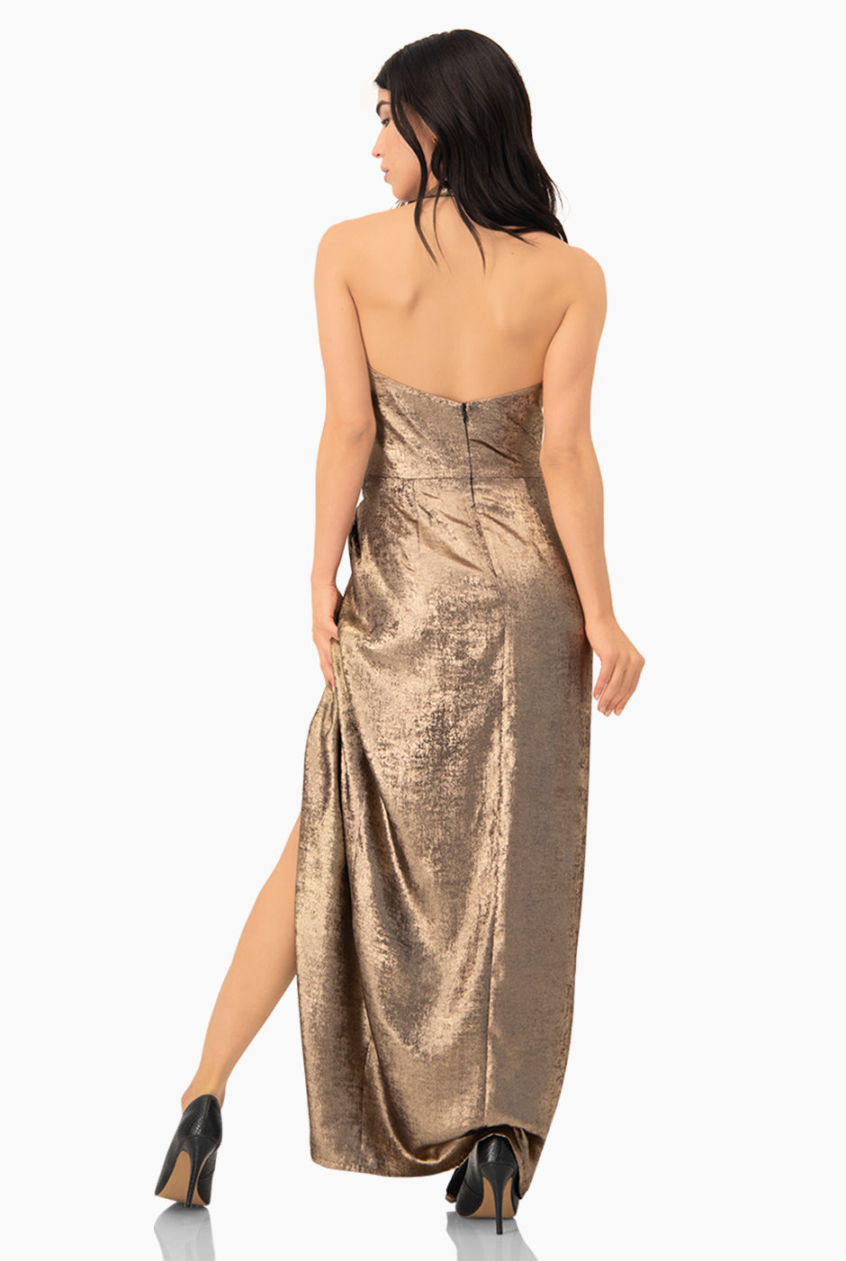 Vestido largo dorado con cuello halter y escote en V