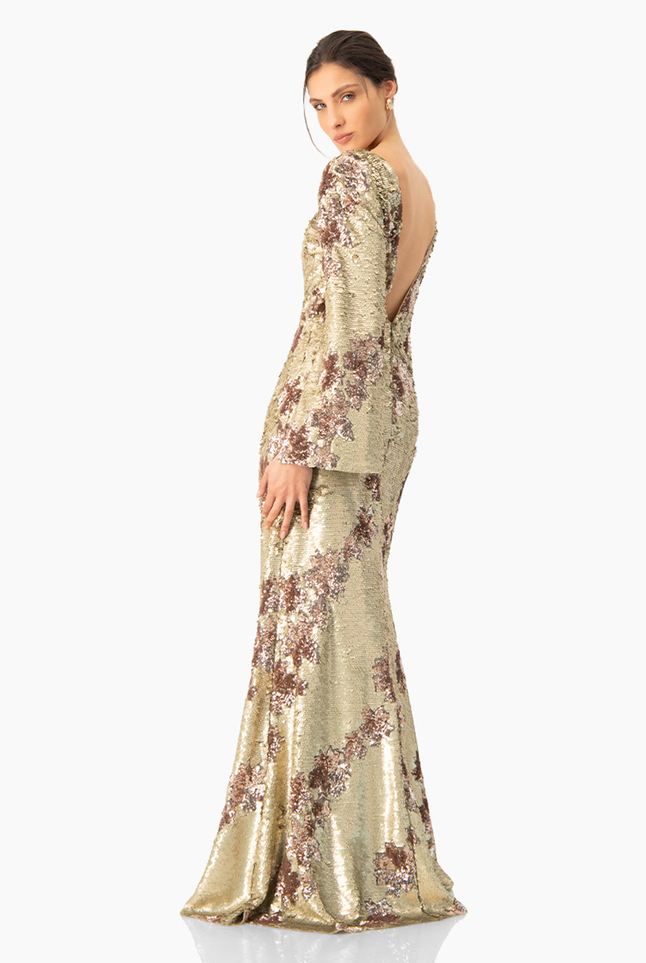 Vestido largo dorado de lentejuelas con espalda descubierta y mangas largas