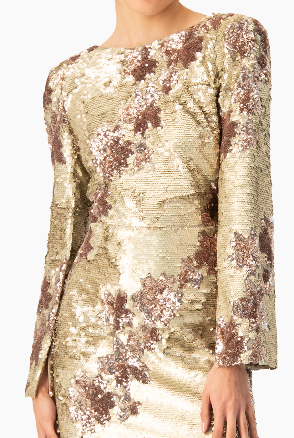 Vestido largo dorado de lentejuelas con espalda descubierta y mangas largas