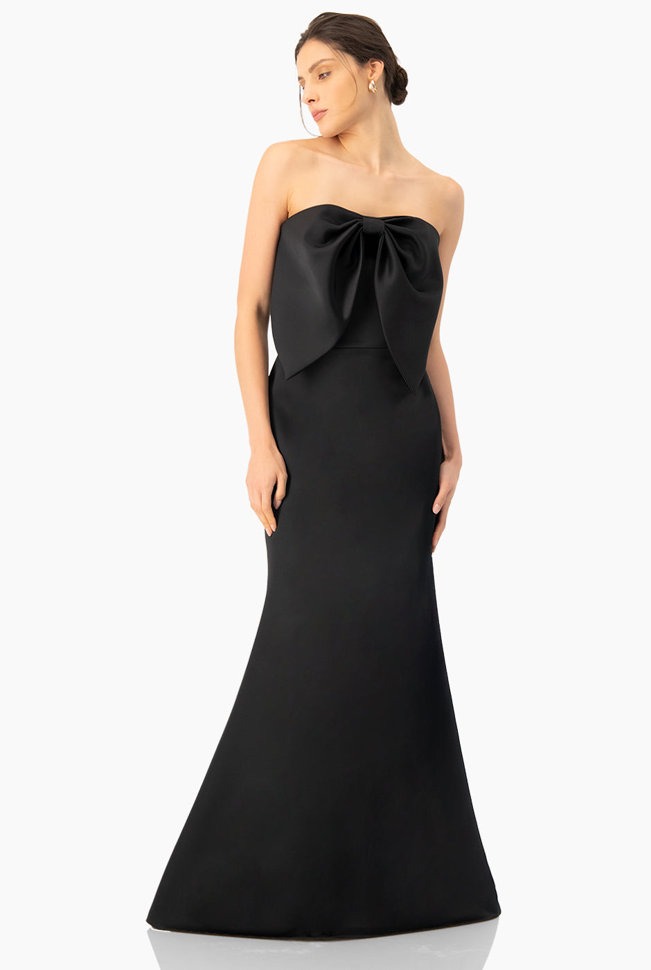 Vestido strapless tipo sirena negro con lazo frontal