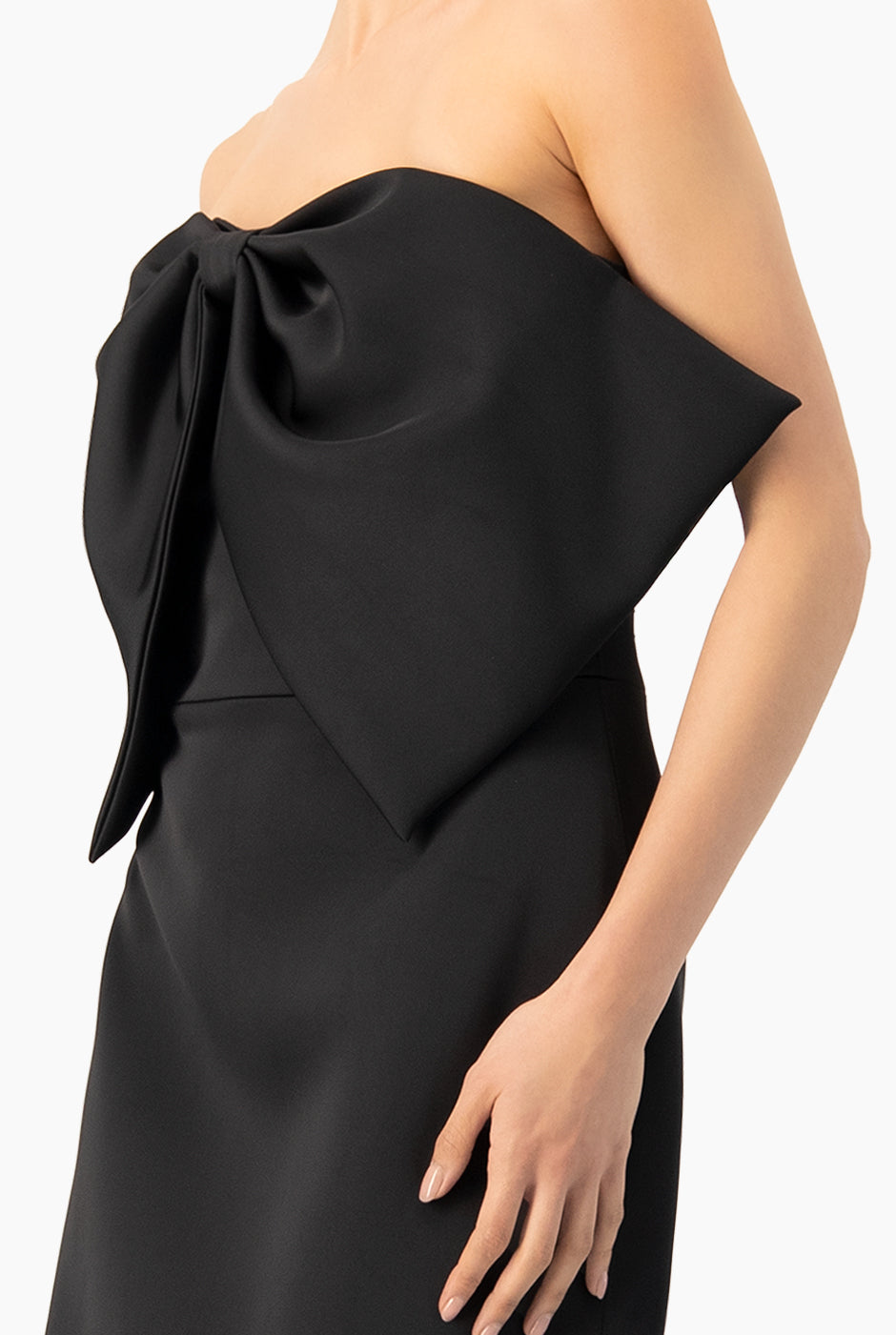 Vestido strapless tipo sirena negro con lazo frontal