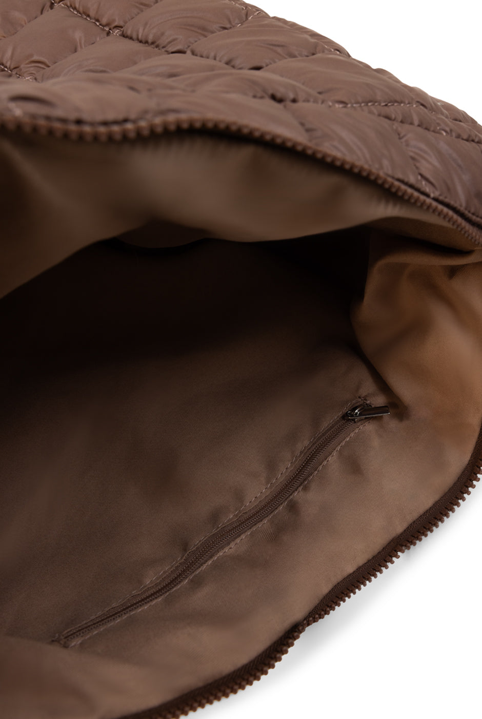 Bolsa tote acolchada café con efecto burbuja y asa al hombro