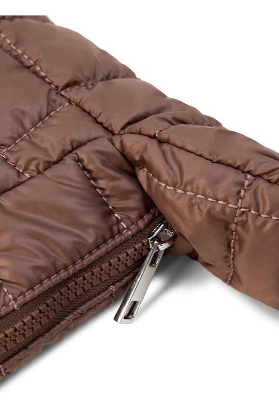 Bolsa tote acolchada café con efecto burbuja y asa al hombro