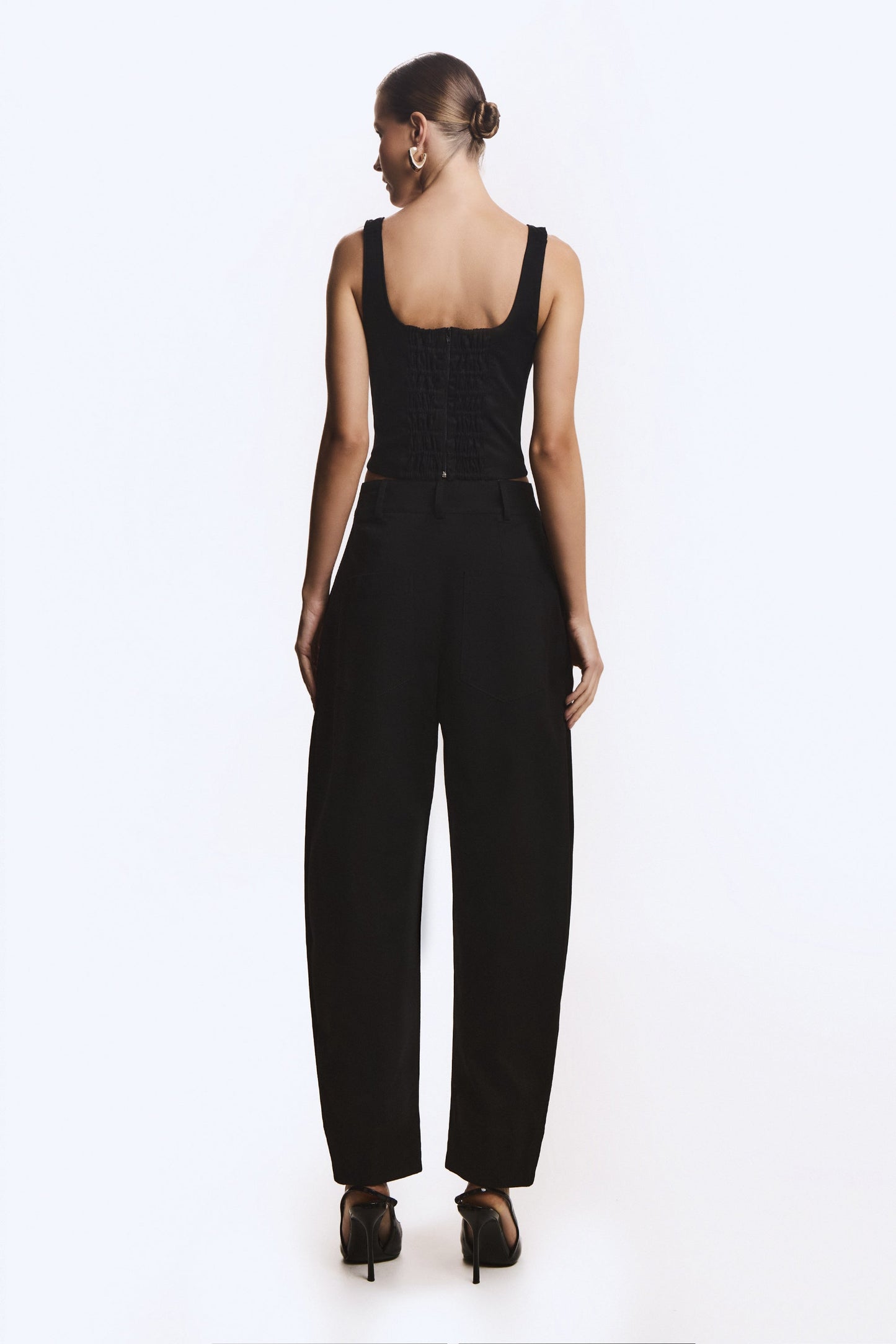 CALCA BAGGY ESTRUTURADA COM PREGAS FRONTAL PRETO