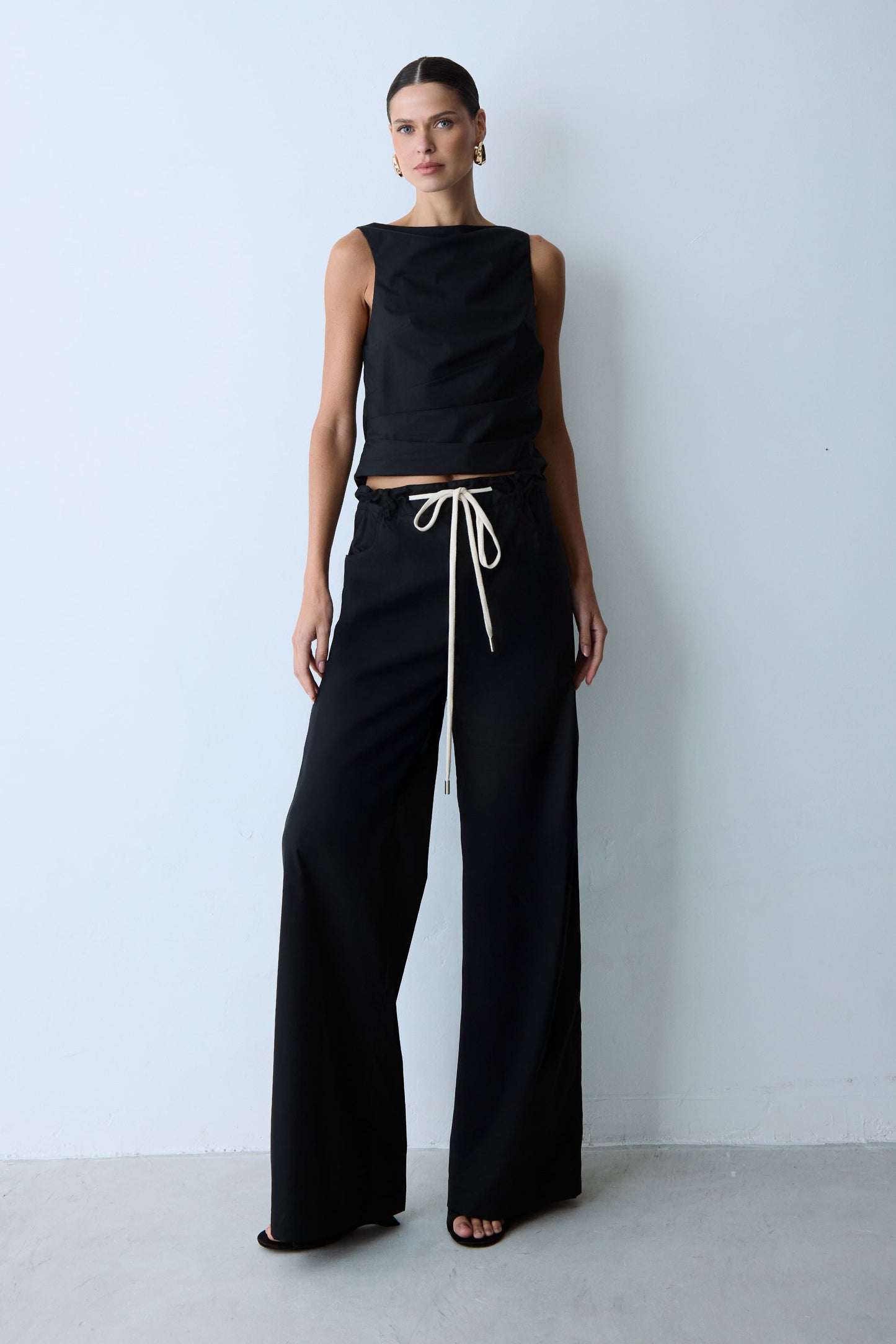 CALCA RETA CINTURA AJUSTAVEL E BOTAO INTERNO PRETO