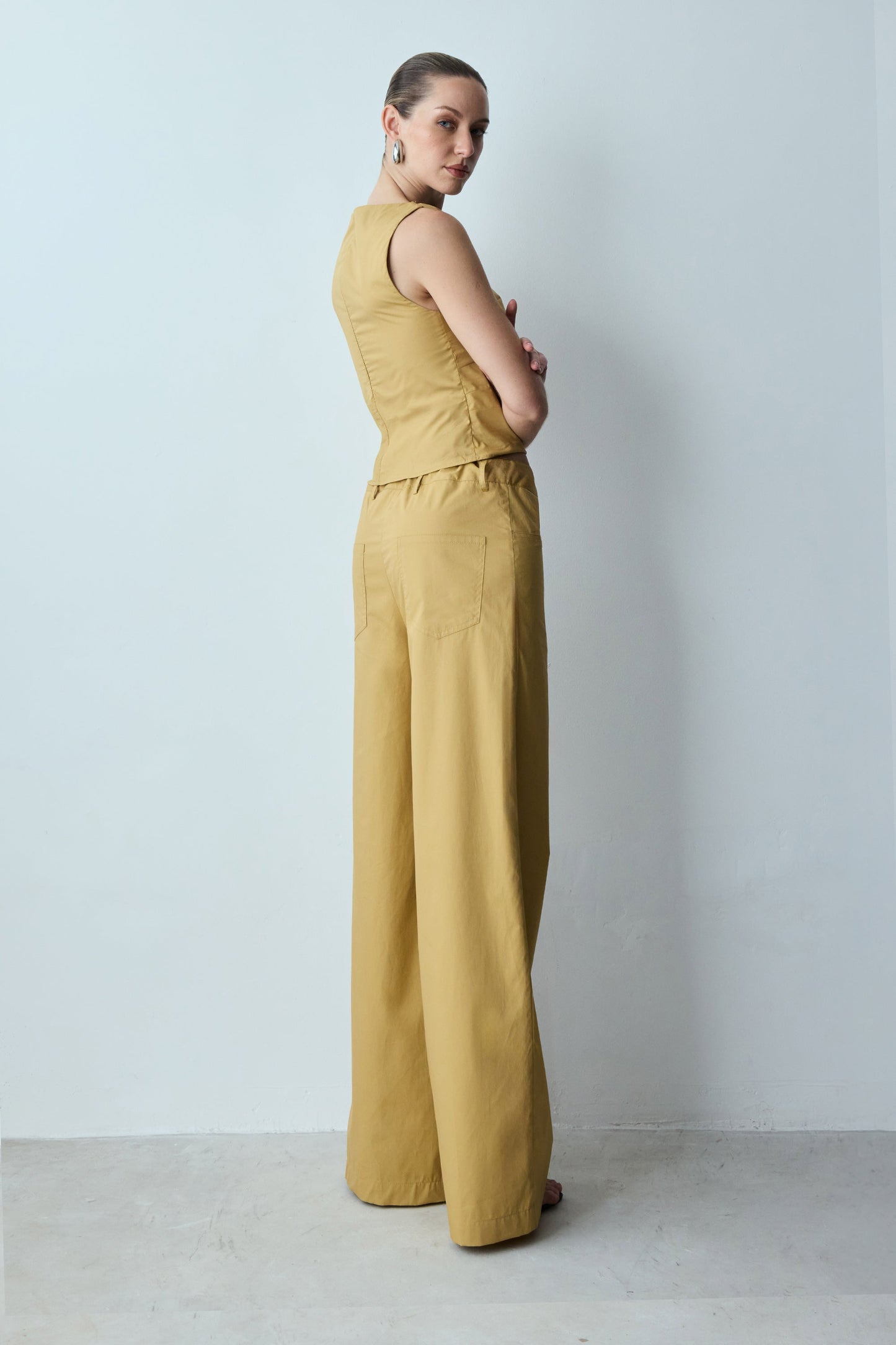 CALCA RETA CINTURA AJUSTAVEL E BOTAO INTERNO KAKI