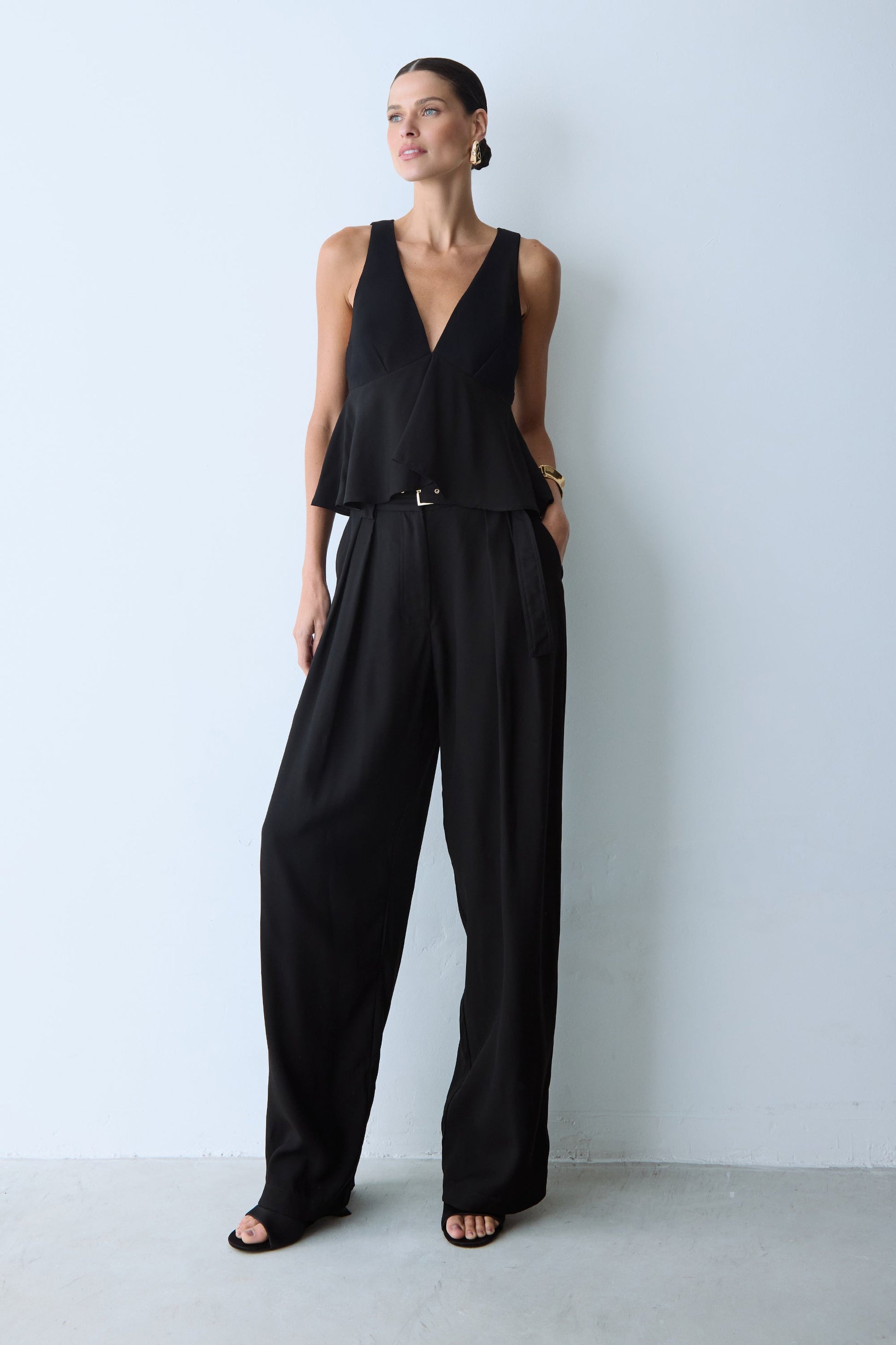 CALCA RETA PREGAS FRENTE E CINTO COM FIVELA PRETO