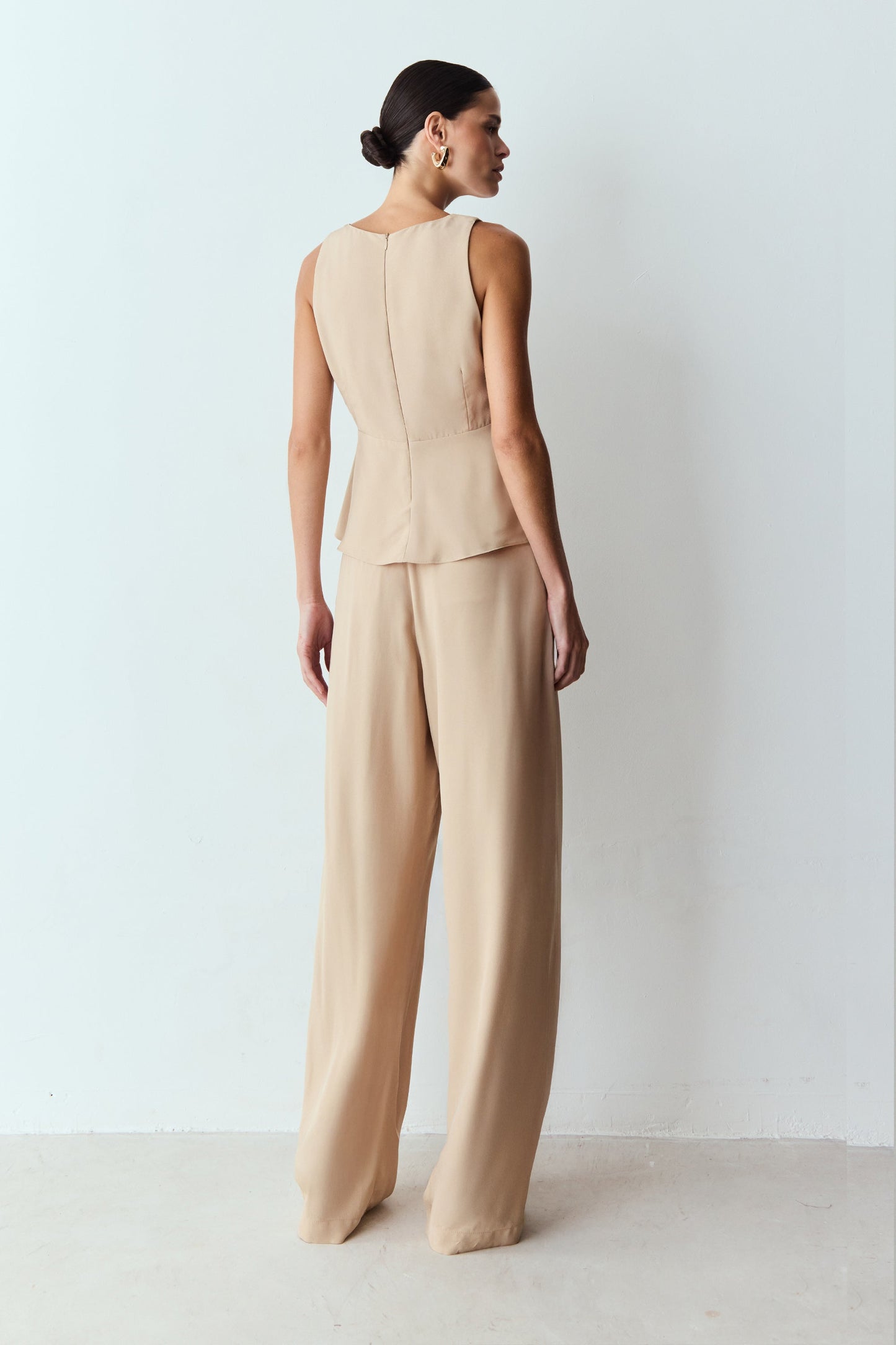 CALCA RETA PREGAS FRENTE E CINTO COM FIVELA KAKI CLARO