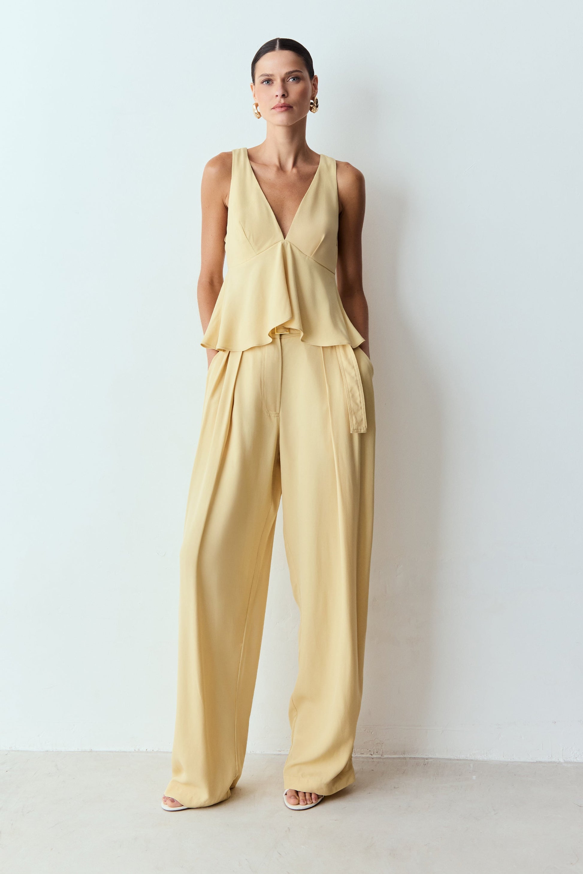 CALCA RETA PREGAS FRENTE E CINTO COM FIVELA AMARELO MANTEIGA