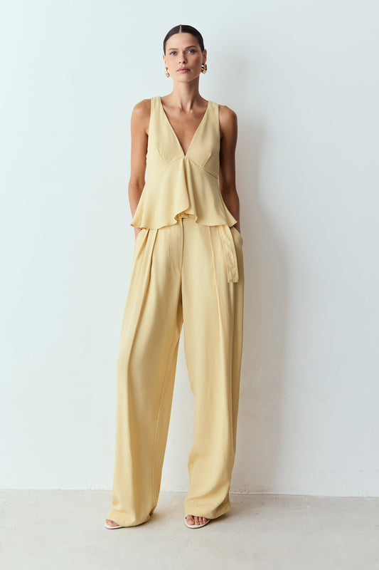 CALCA RETA PREGAS FRENTE E CINTO COM FIVELA AMARELO MANTEIGA