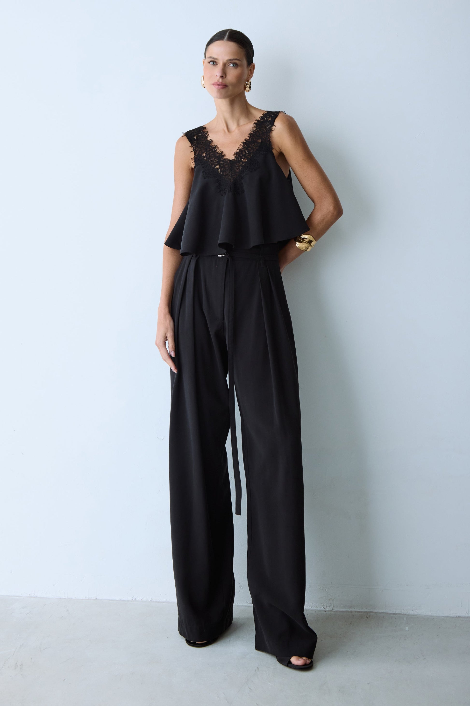 CALCA RETA COM PREGAS FRONTAL E FAIXA COM FIVELA PRETO