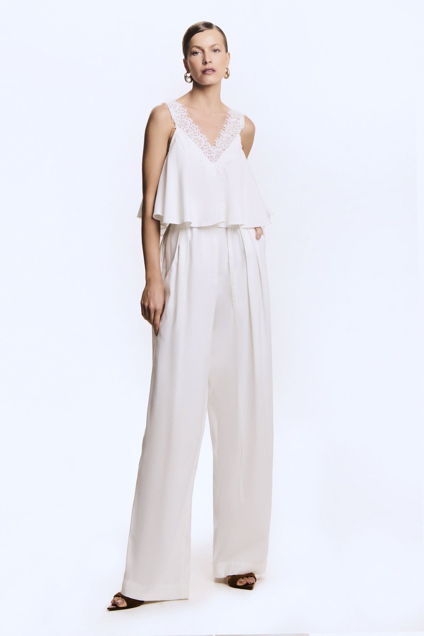 CALCA RETA COM PREGAS FRONTAL E FAIXA COM FIVELA OFF WHITE