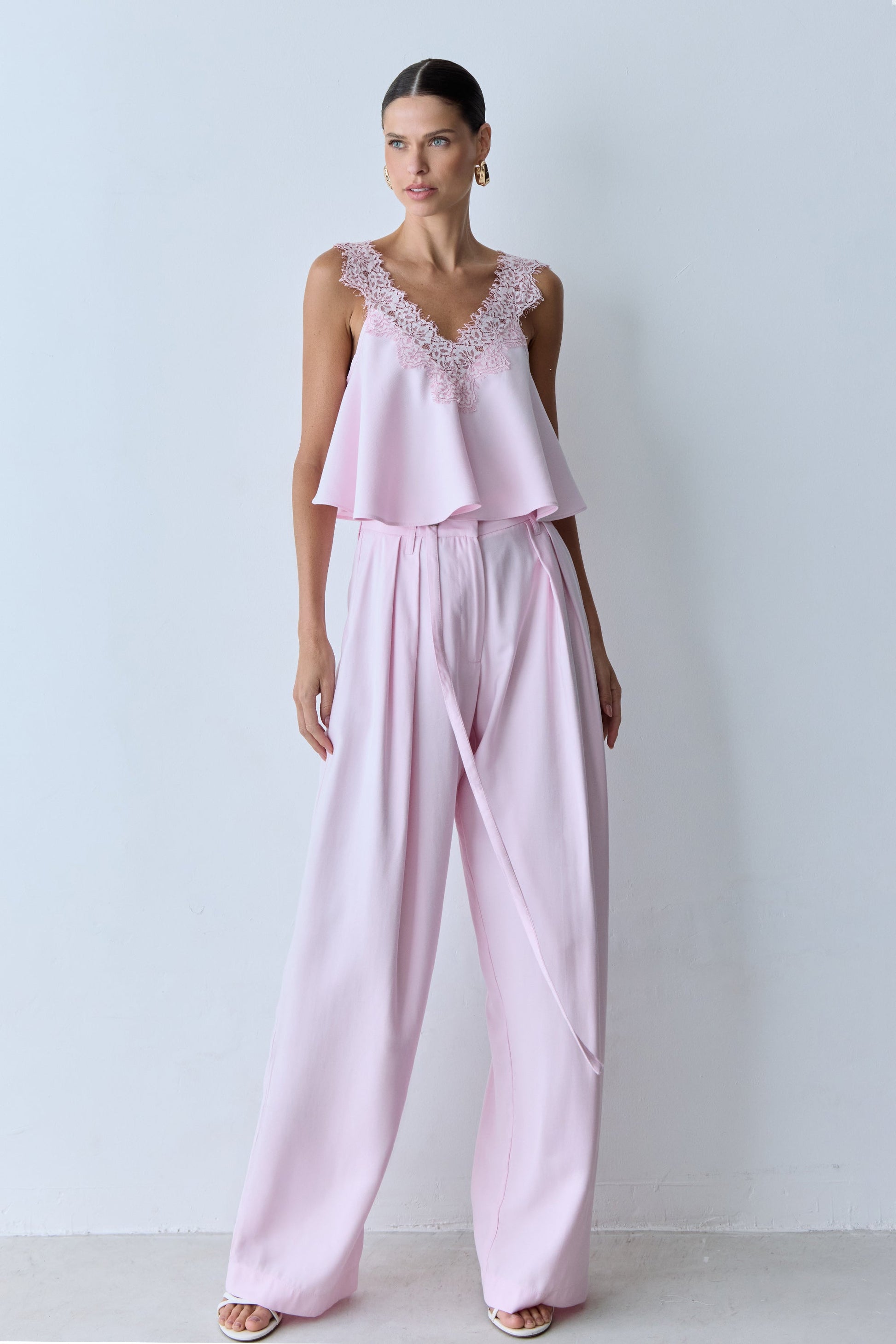 CALCA RETA COM PREGAS FRONTAL E FAIXA COM FIVELA ROSA BEBE