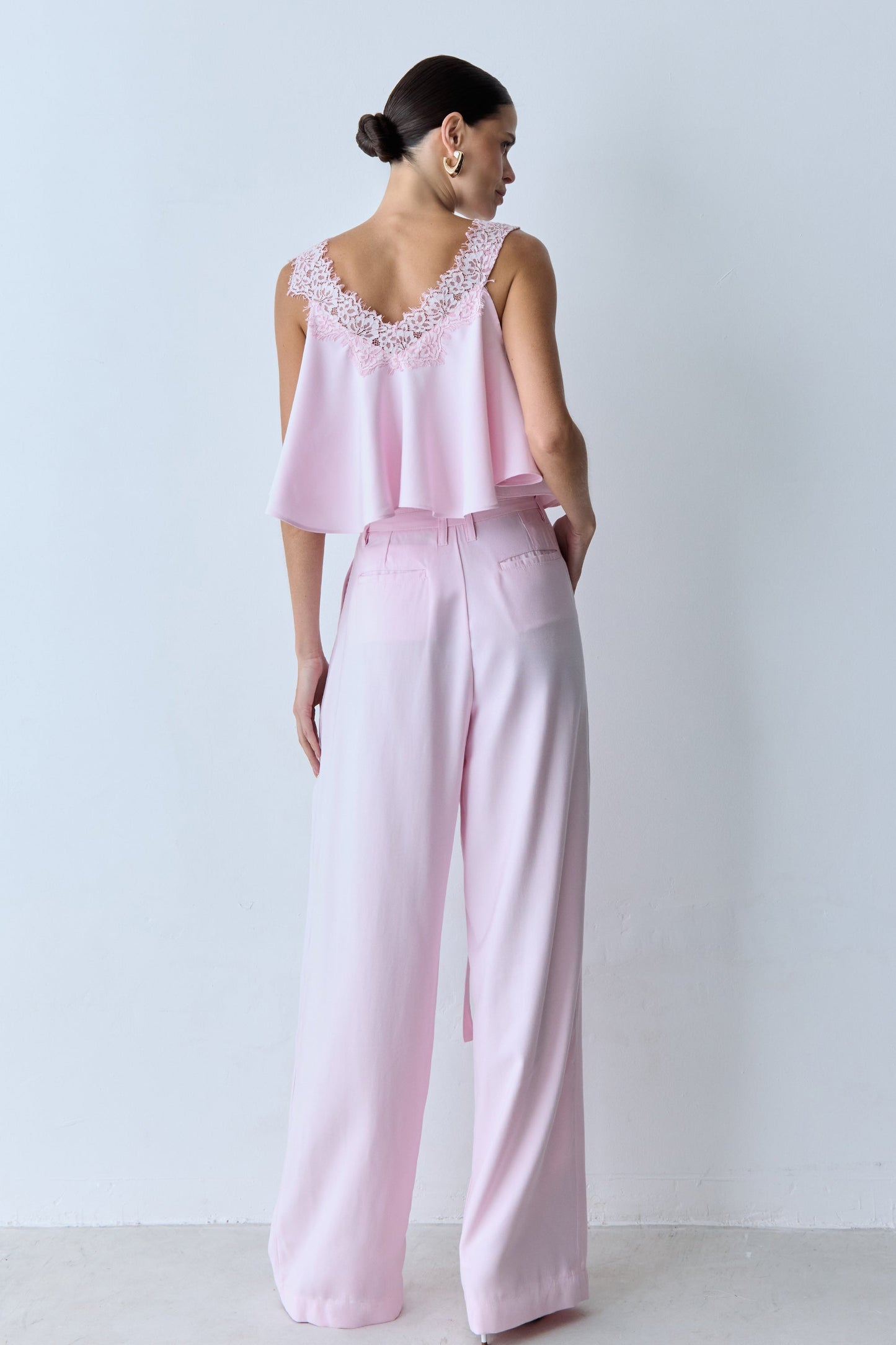 CALCA RETA COM PREGAS FRONTAL E FAIXA COM FIVELA ROSA BEBE